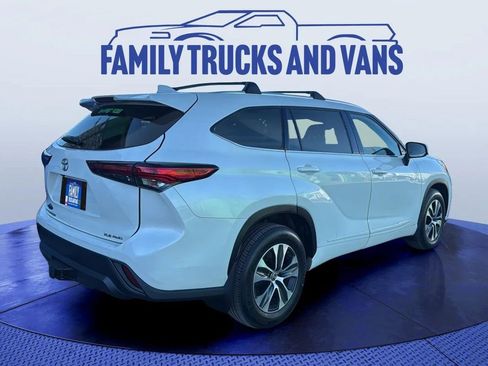 Used 2021 Toyota Highlander XLE image 2
