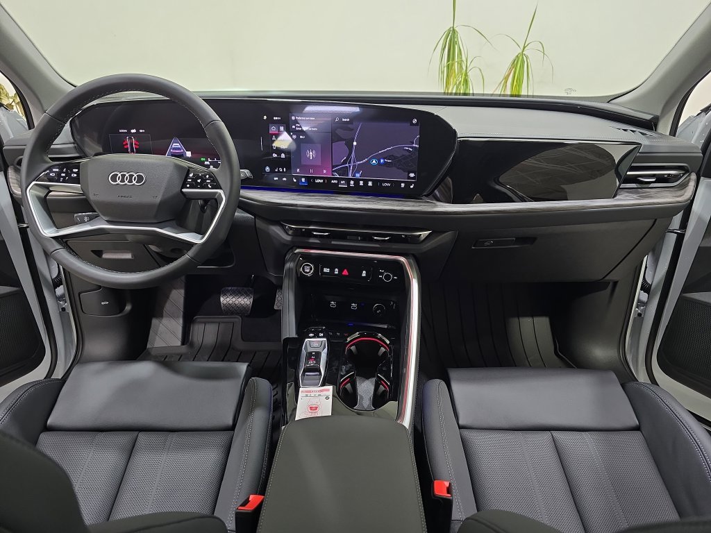 Used 2025 Audi Q5 Premium Plus w/ Premium Plus AWD/4WD image 9