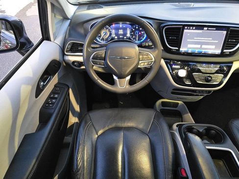 Used 2022 Chrysler Pacifica Touring-L image 24