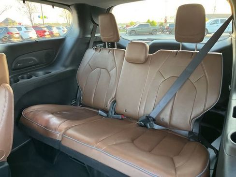 Used 2018 Chrysler Pacifica Limited w/ Tire & Wheel Group FWD image 14