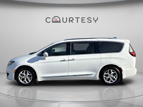 Used 2020 Chrysler Pacifica Touring-L Plus w/ Tire & Wheel Group image 4