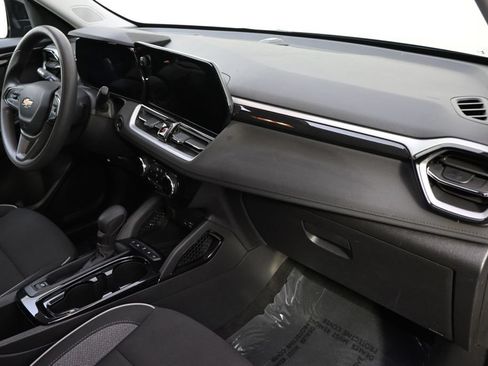 Used 2025 Chevrolet TrailBlazer LT AWD/4WD image 16