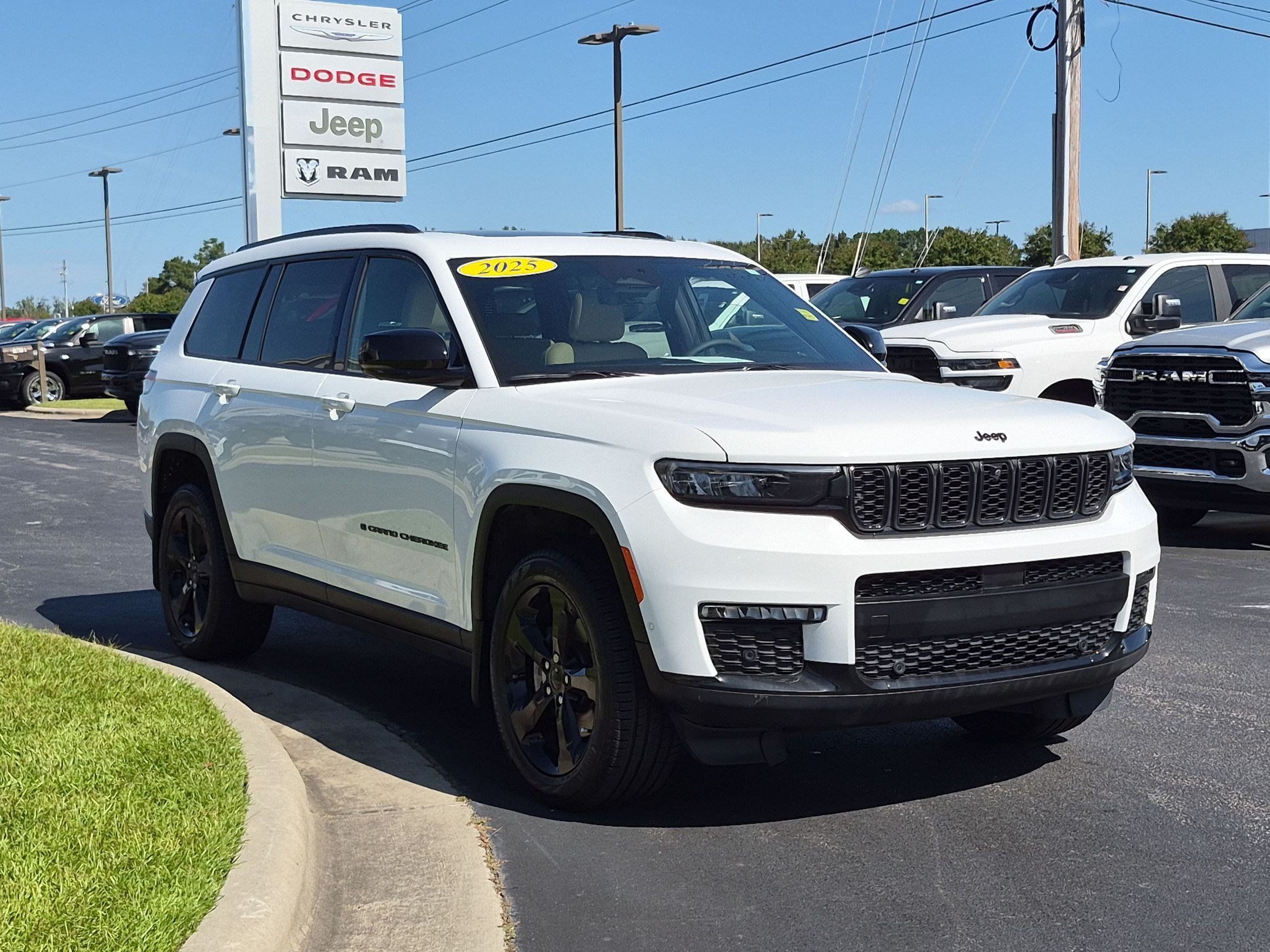 Used 2025 Jeep Grand Cherokee L Limited w/ Luxury Tech Group II RWD image 3
