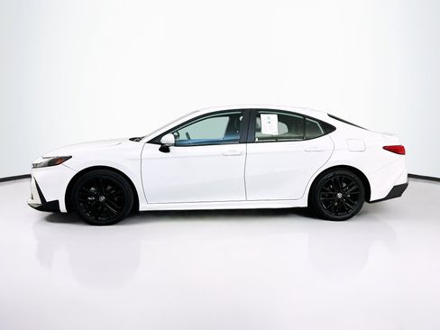 Used 2025 Toyota Camry SE image 4