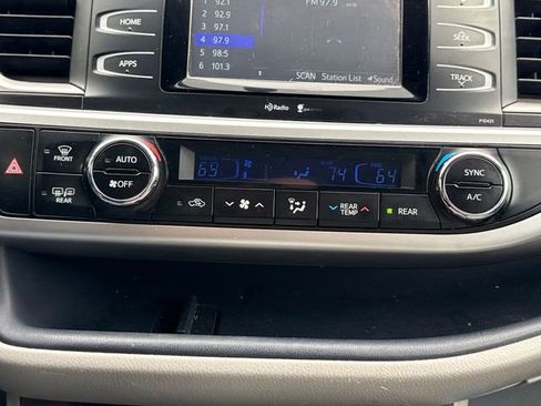 Used 2015 Toyota Highlander Plus AWD/4WD image 29
