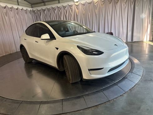 Used 2023 Tesla Model Y Long Range AWD/4WD image 3