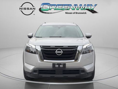 Used 2025 Nissan Pathfinder SV image 3