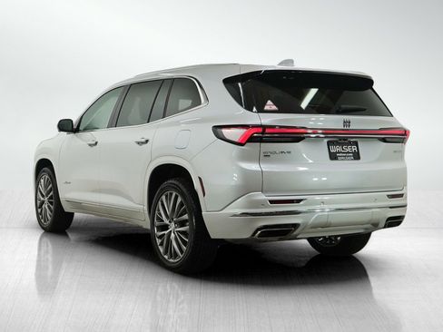 Used 2025 Buick Enclave Avenir image 3