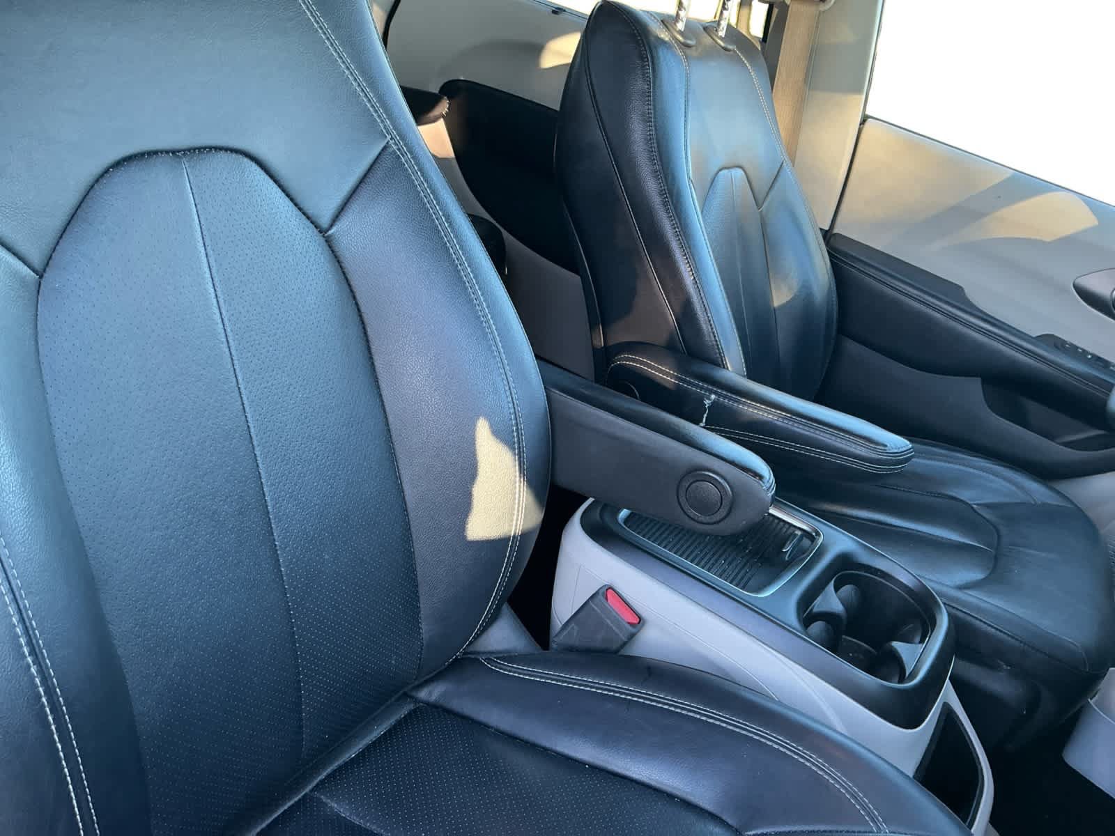 Used 2022 Chrysler Pacifica Touring-L FWD image 15