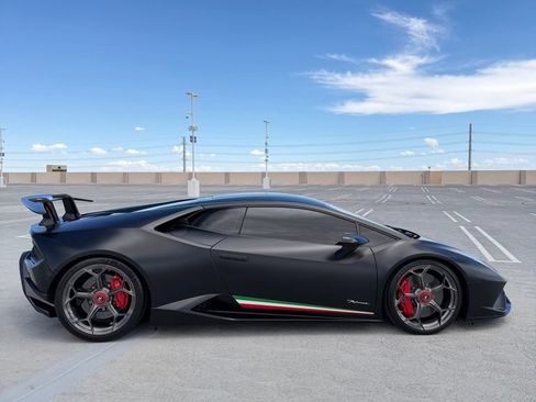Used 2018 Lamborghini Huracan Performante AWD/4WD image 12