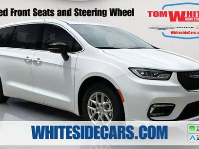 New 2025 Chrysler Pacifica Select