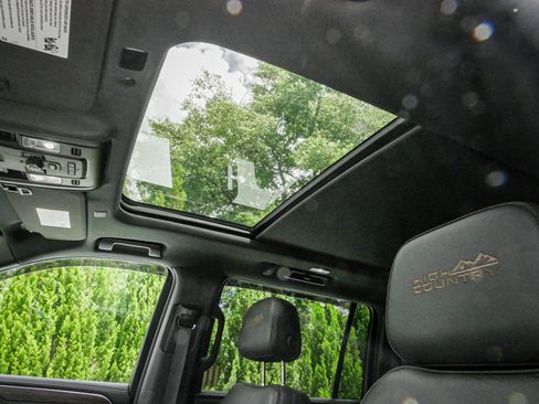 Used 2021 Chevrolet Suburban High Country AWD/4WD image 28