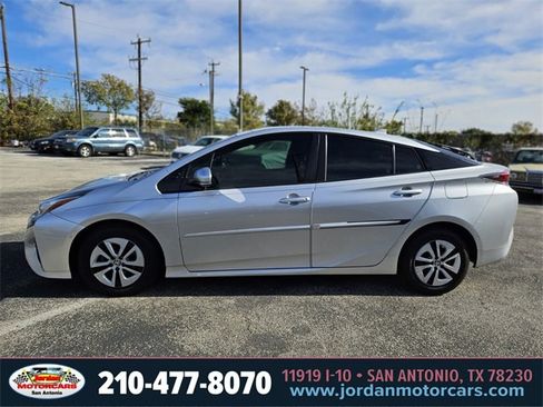 Used 2018 Toyota Prius Three image 2