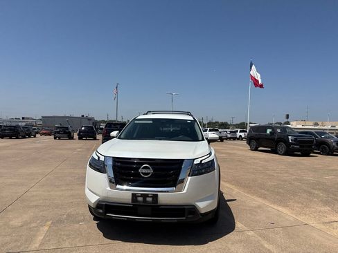 Certified 2024 Nissan Pathfinder SV FWD image 5