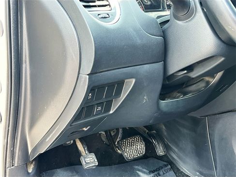 Used 2018 Nissan Pathfinder SV image 10