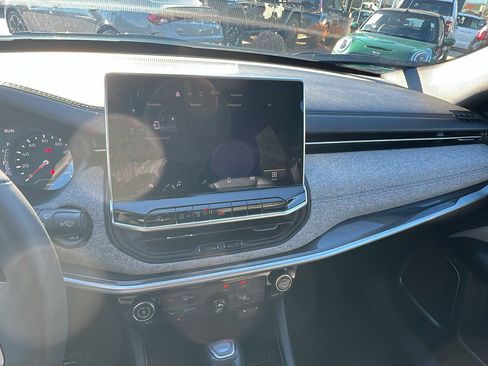 Used 2024 Jeep Compass Latitude image 30