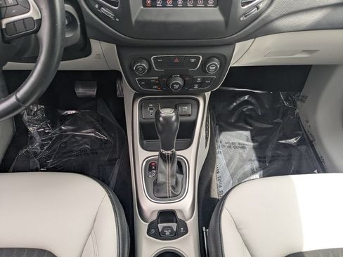 Used 2018 Jeep Compass Latitude w/ Popular Equipment Group FWD image 6