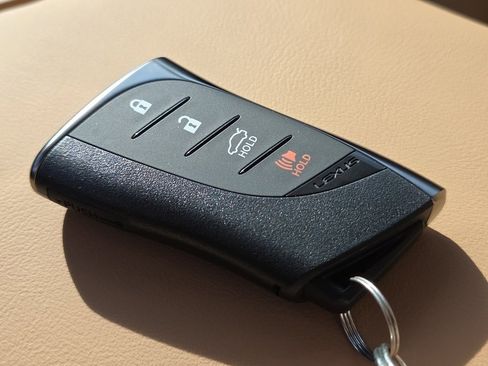 Certified 2025 Lexus ES 300h w/ Premium Package image 39