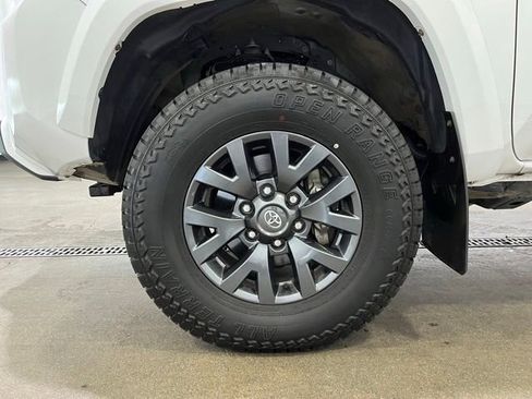 Certified 2022 Toyota Tacoma SR5 AWD/4WD image 23