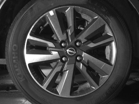 Used 2025 Nissan Versa SV FWD image 15