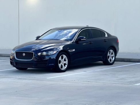 Used 2017 Jaguar XE RWD image 3