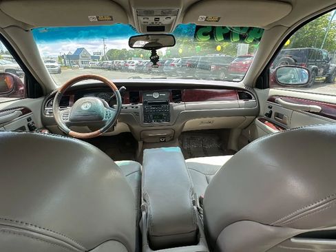 Used 2004 Lincoln Town Car Ultimate image 11
