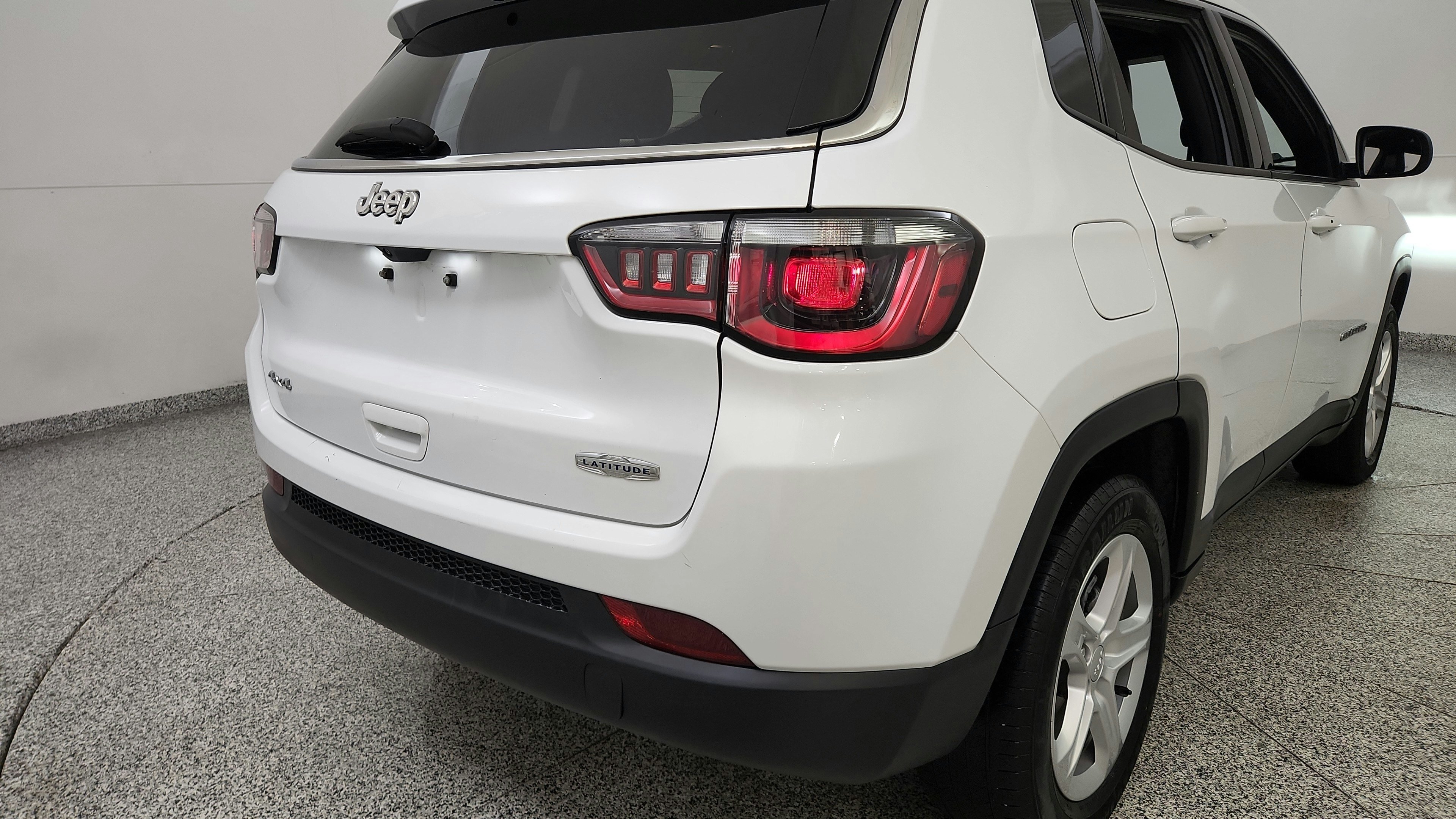 Used 2023 Jeep Compass Latitude w/ Convenience Group AWD/4WD image 30