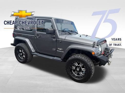 Used 2017 Jeep Wrangler Sahara w/ Connectivity Group AWD/4WD image 7