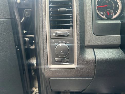 Used 2018 RAM 1500 Express AWD/4WD image 10