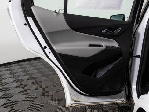 Used 2020 Chevrolet Equinox LS image 34