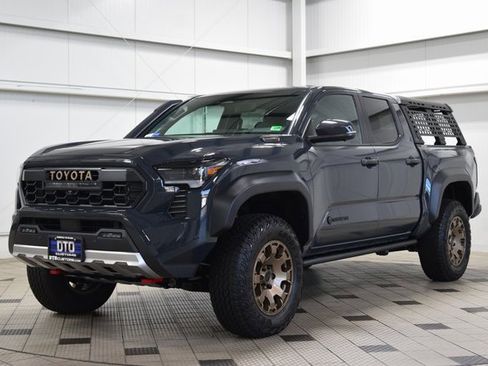 Used 2025 Toyota Tacoma Trailhunter image 3