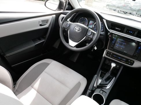 Used 2018 Toyota Corolla LE w/ LE Premium Package w/Moonroof FWD image 9