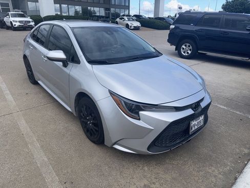 Used 2022 Toyota Corolla LE FWD image 2