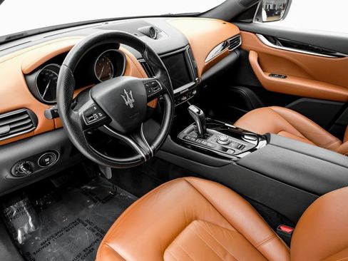 Used 2020 Maserati Levante image 6