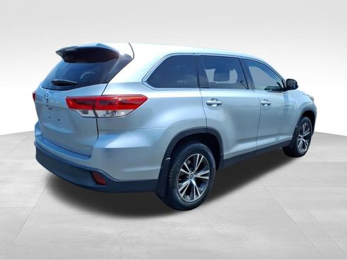 Used 2019 Toyota Highlander LE AWD/4WD image 26