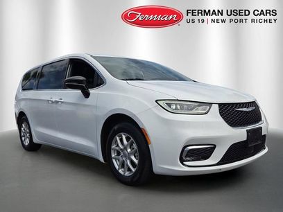 Used 2025 Chrysler Pacifica Select