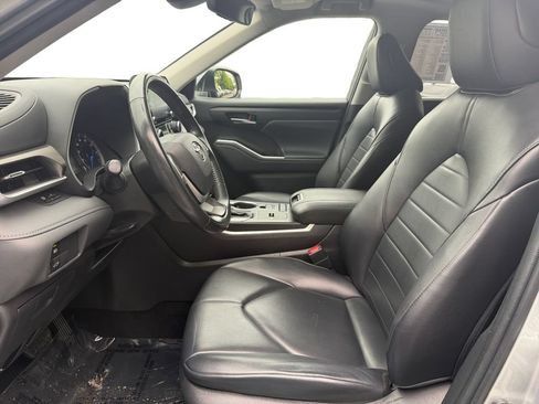 Used 2022 Toyota Highlander XLE AWD/4WD image 9