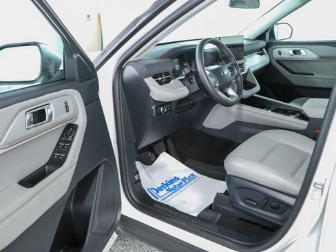 Used 2025 Ford Explorer Active w/ Active Comfort Package AWD/4WD image 3
