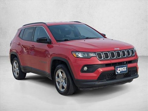 Used 2024 Jeep Compass Latitude AWD/4WD image 3