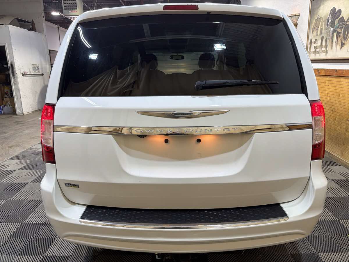 Used 2014 Chrysler Town & Country Touring FWD image 4
