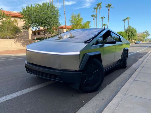Used 2025 Tesla Cybertruck AWD Crew Cab image 6