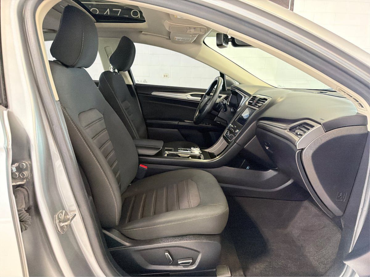 Used 2020 Ford Fusion SE AWD/4WD image 14