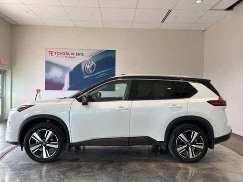 Used 2024 Nissan Rogue SL image 3