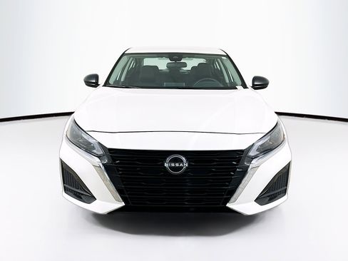 Used 2024 Nissan Altima 2.5 SV image 2