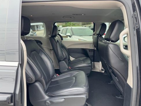 Used 2023 Chrysler Pacifica Touring-L FWD image 12