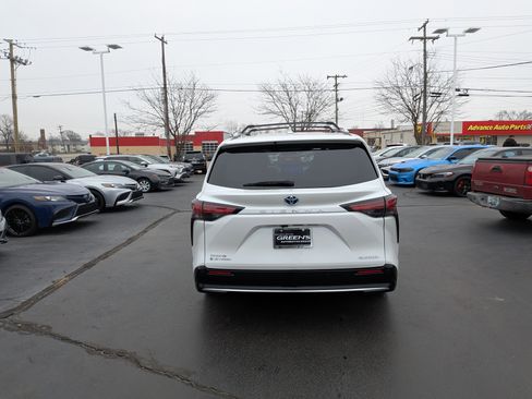 Certified 2025 Toyota Sienna Platinum image 8