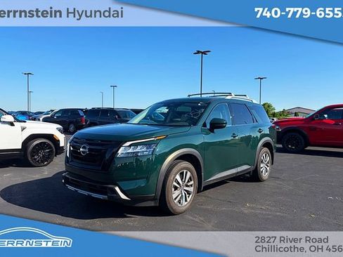 Used 2024 Nissan Pathfinder SL w/ Black Appearance Package AWD/4WD image 3