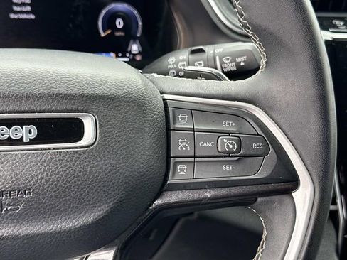 Used 2023 Jeep Grand Cherokee Laredo image 27