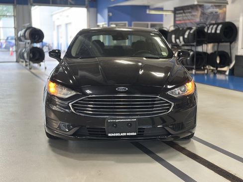 Used 2020 Ford Fusion SE FWD image 2