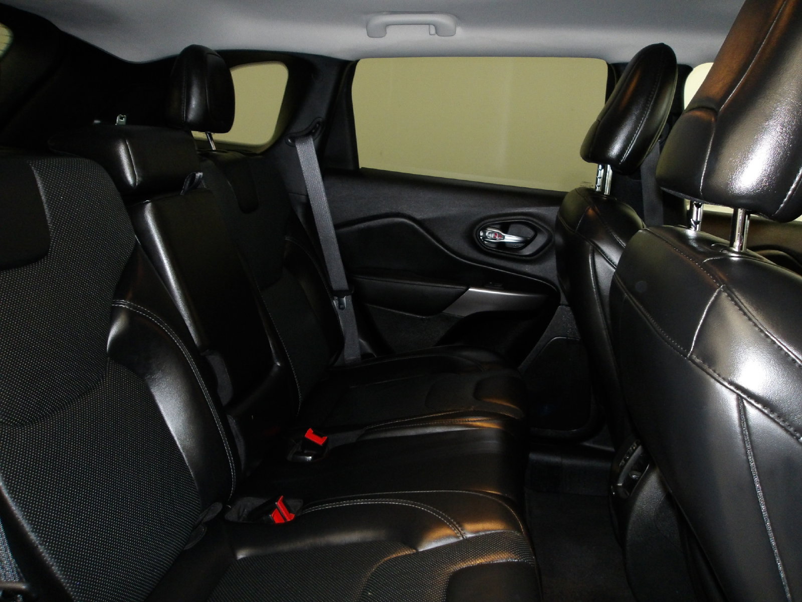 Used 2020 Jeep Cherokee Limited AWD/4WD image 18